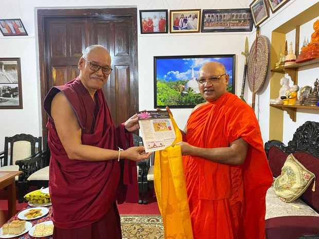 ཤྲི་ལང་ཀའི་ནང་ཡུལ་མི་ཚོས་༧གོང་ས་༧སྐྱབས་མགོན་ཆེན་པོ་མཆོག་གི་ཆིབས་བསྒྱུར་ལ་འདོད་མོས་ཆེན་པོ་གནང་བཞིན་ཡོད་པ།