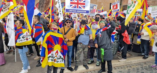 ལོན་ཌོན་གྲོང་སྡེ་ལྷན་ཚོགས་ནས་ལོ་ལྟར་གསུམ་བཅུའི་དུས་དྲན་ཉིན་བོད་ཀྱི་རྒྱལ་དར་བསྒྲེང་རྒྱུ།
