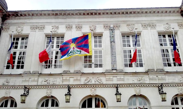 ཡོ་རོབ་ཀྱི་གྲོང་སྡེ་ལྷན་ཁང་མང་པོས་གསུམ་བཅུ་དུས་དྲན་སྐབས་བོད་ཀྱི་རྒྱལ་དར་སྒྲེང་འཛུགས་གནང་བ། ཡོ་རོབ་ཀྱི་གྲོང་སྡེ་ལྷན་ཁང་མང་པོས་གསུམ་བཅུ་དུས་དྲན་སྐབས་བོད་ཀྱི་རྒྱལ་དར་སྒྲེང་འཛུགས་གནང་བ།