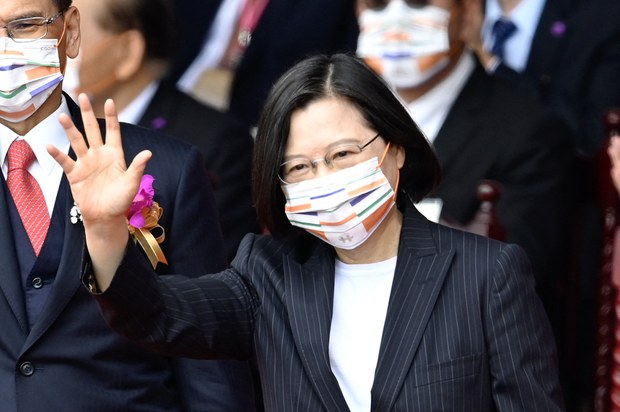 ཨ་རིའི་མེཀ་ཀཱེན་བྱ་དགའ་ཐེ་ཝན་སྲིད་འཛིན་ལ་ཕུལ་བ།