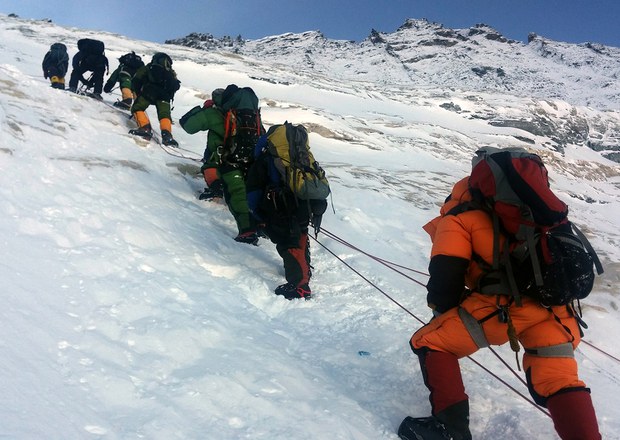 གངས་རི་ཇོ་མོ་གླང་མའི་རི་རྩེར་འཛེགས་མཁན་མང་དྲག་པའི་དཀའ་ངལ།