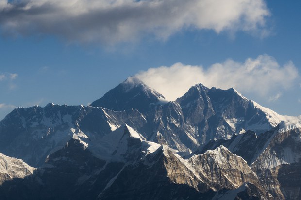 ཇོ་མོ་གླང་མའི་མཐོ་ཚད་བསྐྱར་ཞིབ་བྱེད་བཞིན་པ།