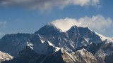 ཇོ་མོ་གླང་མའི་མཐོ་ཚད་བསྐྱར་ཞིབ་བྱེད་བཞིན་པ།