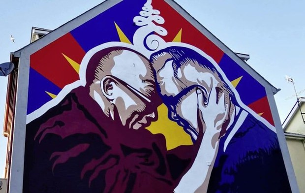 ༧གོང་ས་མཆོག་དང་རི་ཆརཌ་མོའོར་རྣམ་གཉིས་ཀྱི་སྐུ་པར་སྡེབས་རིས་སུ་བཀོད་པ། ༧གོང་ས་མཆོག་དང་རི་ཆརཌ་མོའོར་རྣམ་གཉིས་ཀྱི་སྐུ་པར་སྡེབས་རིས་སུ་བཀོད་པ།