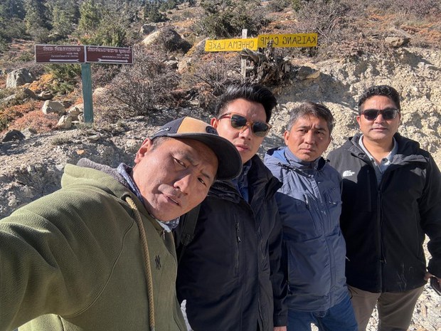 བལ་ཡུལ་གློ་སྨད་ཁུལ་དུ་བསླེབས་པའི་མཐོང་ཐོས་མྱོང་གསུམ་གྱི་སྐོར་གླེང་བ།