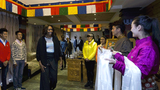 ལྕམ་སྐུ་ཨོ་བྷ་མས་བོད་ཟས་ཟ་ཁང་དུ་ཕྱིན་པ།