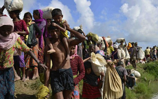  རོ་ཧིང་རྒྱ་ཁ་ཆེའི་མི་མང་རྣམས་སྦང་ལྰ་དེཤ་ལ་སྐྱབས་བཅོལ་དུ་འགྲོ་མཁན་མང་དུ་འགྲོ་བཞིན་པ།