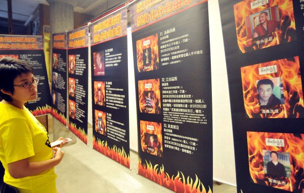 2012ལོར་ཐེ་ཝན་ལ་བོད་མིའི་རང་ལུས་མེར་བསྲེཊ་སྐོར་གྱི་པར་རིས་འགྲེམས་སྟོན་གནང་བཞིན་པ། 2012ལོར་ཐེ་ཝན་ལ་བོད་མིའི་རང་ལུས་མེར་བསྲེཊ་སྐོར་གྱི་པར་རིས་འགྲེམས་སྟོན་གནང་བཞིན་པ།