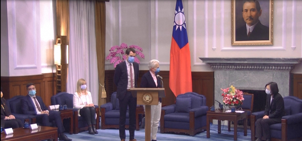ཇར་མ་ནི་གྲོས་ཚོགས་འཐུས་མིའི་ཆེས་མཐོའི་ཚོགས་ཆུང་ཞིག་ཐེ་ཝན་ནང་འཚམས་གཟིགས།