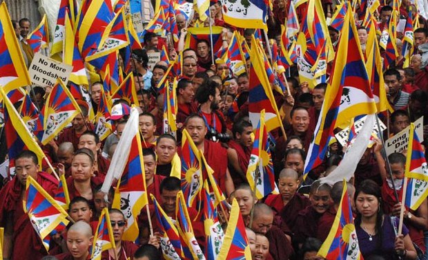 དྲུག་བཞིའི་དོན་རྐྱེན་མ་བྱུང་གོང་ལ་བོད་ནང་དུ་མཚོན་ན་ལོ་གསུམ་བསྟུད་མར་ངོ་རྒོལ་བྱུང་ཡོད་པ།