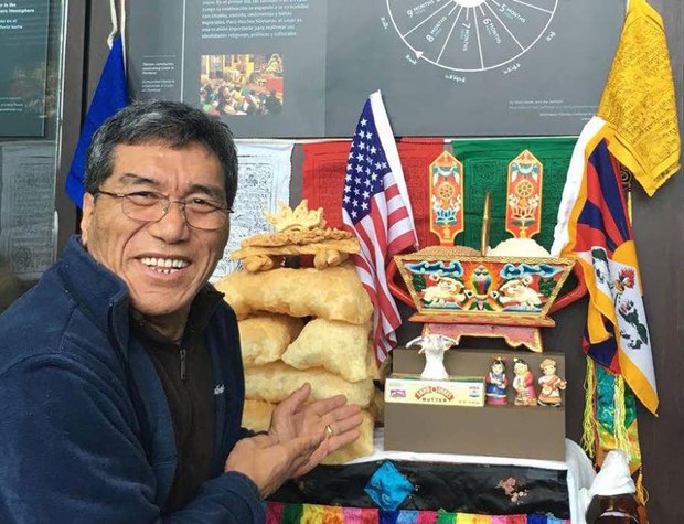 ཚན་རིག་འགྲེམས་སྟོན་ཁང་དུ་སྡེར་ཁ་བཤམ་སྟོན། ཚན་རིག་འགྲེམས་སྟོན་ཁང་དུ་སྡེར་ཁ་བཤམ་སྟོན།