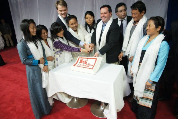 བོད་མི་༡༠༠༠ཁེ་ན་ཌར་གཞི་སྤོ་བྱེད་བཞིན་པ།