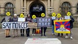 བོད་མི་དང་ཧོང་ཀོང་ལས་འགུལ་བས་དབྱིན་ཡུལ་ནང་སྙན་ཞུ་ཞིག་ཕུལ་བ།