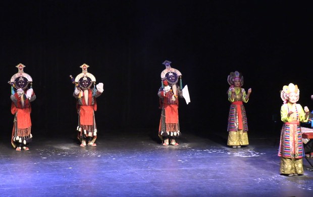 བོད་ཀྱི་ཟློས་གར་ཚོགས་པས་རིག་གཞུང་འཁྲབ་སྟོན་གནང་བ།