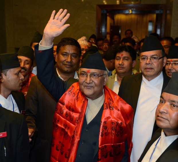 བལ་ཡུལ་དམར་ཤོག་ཚོགས་པ་གཉིས་གཅིག་ཏུ་སྒྲིལ་ཡོད་པ།