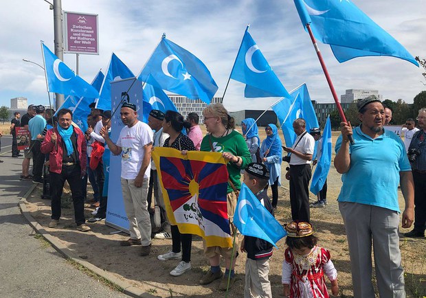 ཡུ་གྷུར་དང་བོད་པས་རྒྱ་ནག་གི་སྲིད་བློན་ལ་ངོ་རྒོལ།