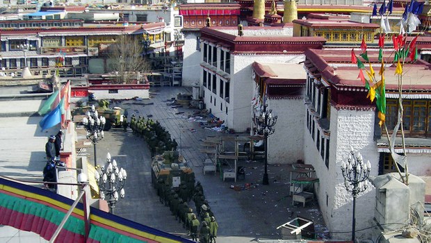 རྒྱ་གཞུང་ནས་འགྲོ་བ་མིའི་ཐོབ་ཐང་རྡོག་རོལ་རྩིས་མེད་གཏོང་བཞིན་པའི་ཐད་ཟུར་ཚོགས།