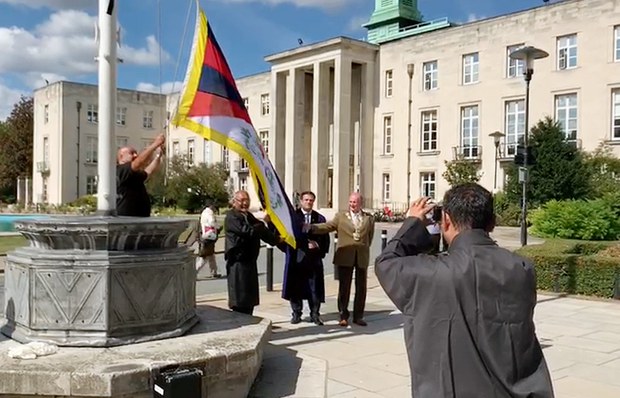 དབྱིན་ཡུལ་ལཎ་ཌན་ ཝལ་ཐམ་ ཕོ་རེསྚ་གྲོང་ཁྱེར་གྱིས་བོད་ཀྱི་རྒྱལ་དར་སྒྲེང་འཛུགས། དབྱིན་ཡུལ་ལཎ་ཌན་ ཝལ་ཐམ་ ཕོ་རེསྚ་གྲོང་ཁྱེར་གྱིས་བོད་ཀྱི་རྒྱལ་དར་སྒྲེང་འཛུགས།