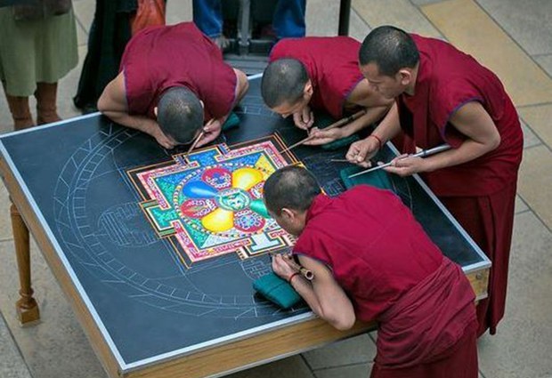 བློ་གསལ་གླིང་གི་དགེ་འདུན་པས་དཀྱིལ་འཁོར་བཞེང་རྒྱུ། བློ་གསལ་གླིང་གི་དགེ་འདུན་པས་དཀྱིལ་འཁོར་བཞེང་རྒྱུ།